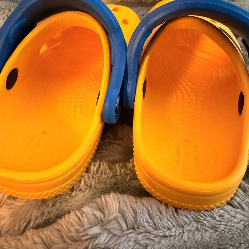 Kids' minion crocs 7C